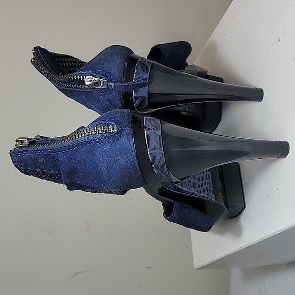 BCBGMAXAZRIA navy blue suede and woven leather platform heels size 8.5B - Picture 4 of 8